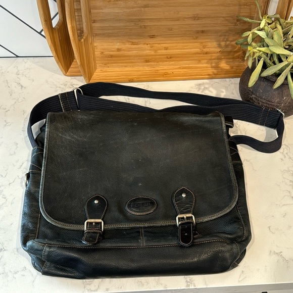 Fossil black distressed messenger laptop bag rugged office attire street style - Picture 1 of 15